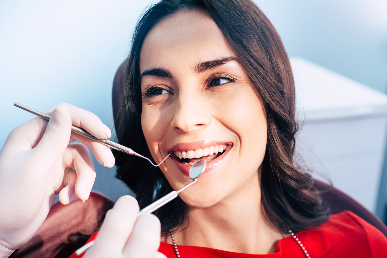 chica-sonriendo-silla-dentistas