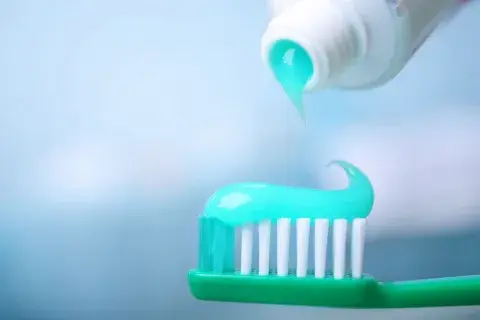 pasta de dientes y cepillo