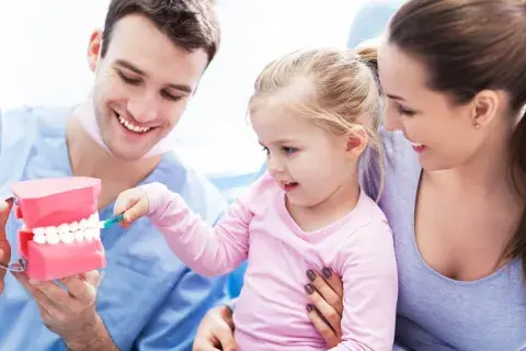 niña en el dentista primera visita