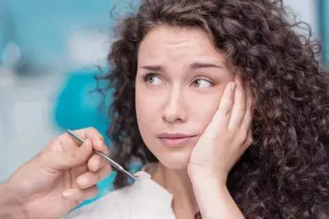 enfermedades de encias: paciente en dentista
