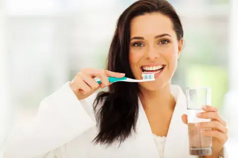 Mujer lavandose los dientes