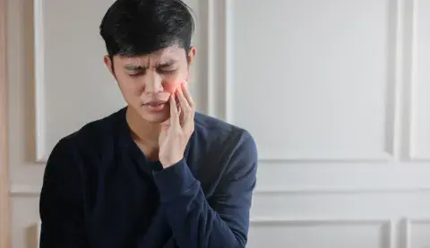 hombre con dolor de dientes