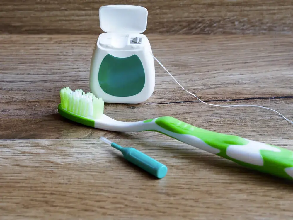 Cómo limpiar implantes dentales