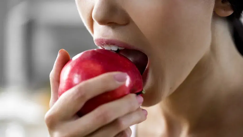 5 alimentos que blanquean los dientes
