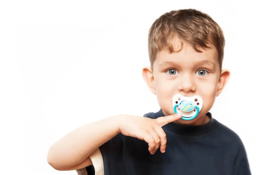 ¿Es cierto que el chupete provoca dientes torcidos?