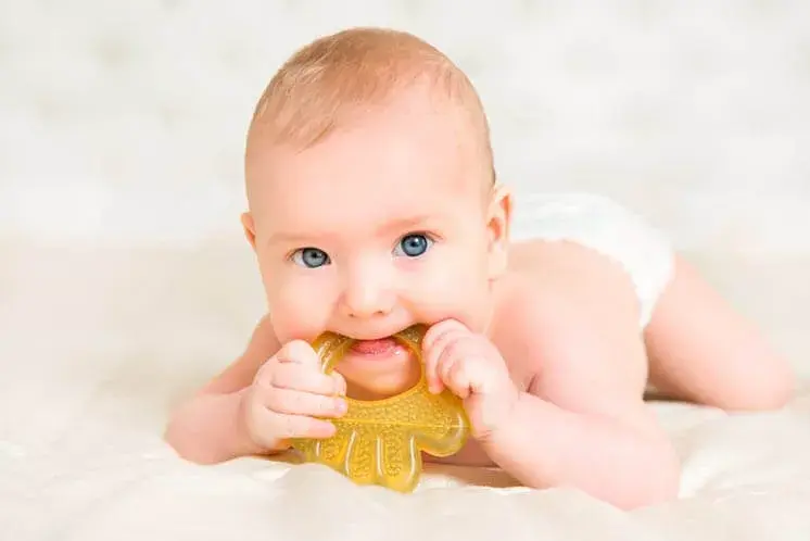 ¿Cómo calmar el dolor de dientes y encías de un bebé?