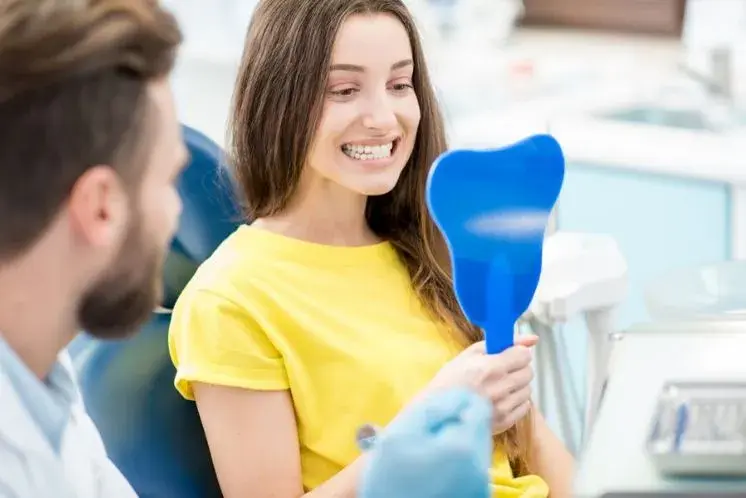 Diferencias entre un implante dental unitario y puentes dentales