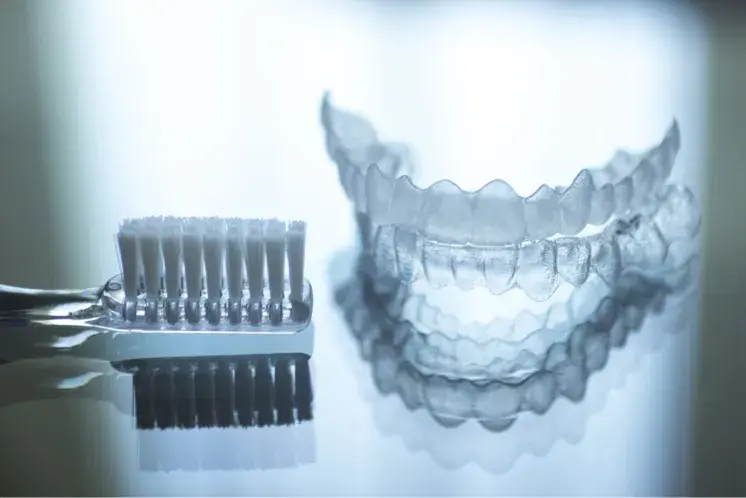 Consejos para limpiar un aparato dental invisible