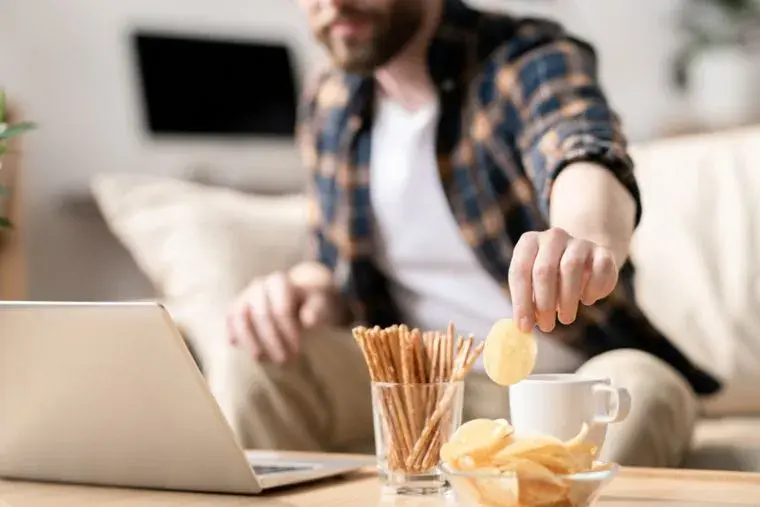 Comer entre horas: ¿daña los dientes?