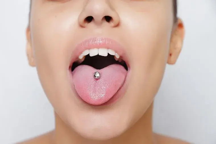 Piercing en la lengua: tipos, cuidados y riesgos