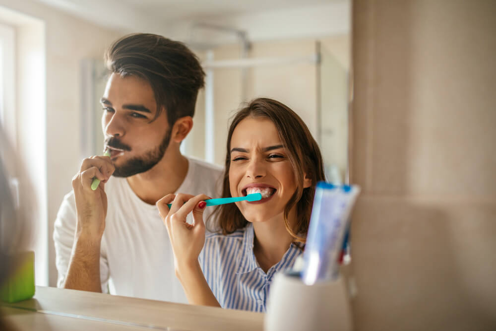 pareja cepillandose los dientes