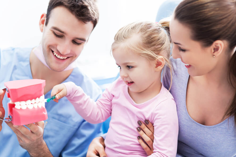 niña en el dentista primera visita