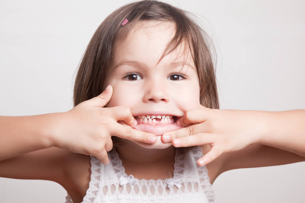 niña esperando al raton perez dientes