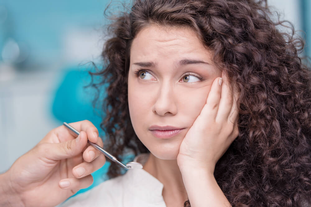 enfermedades de encias: paciente en dentista