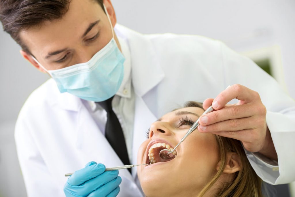 incrustación dental: revisión dentista
