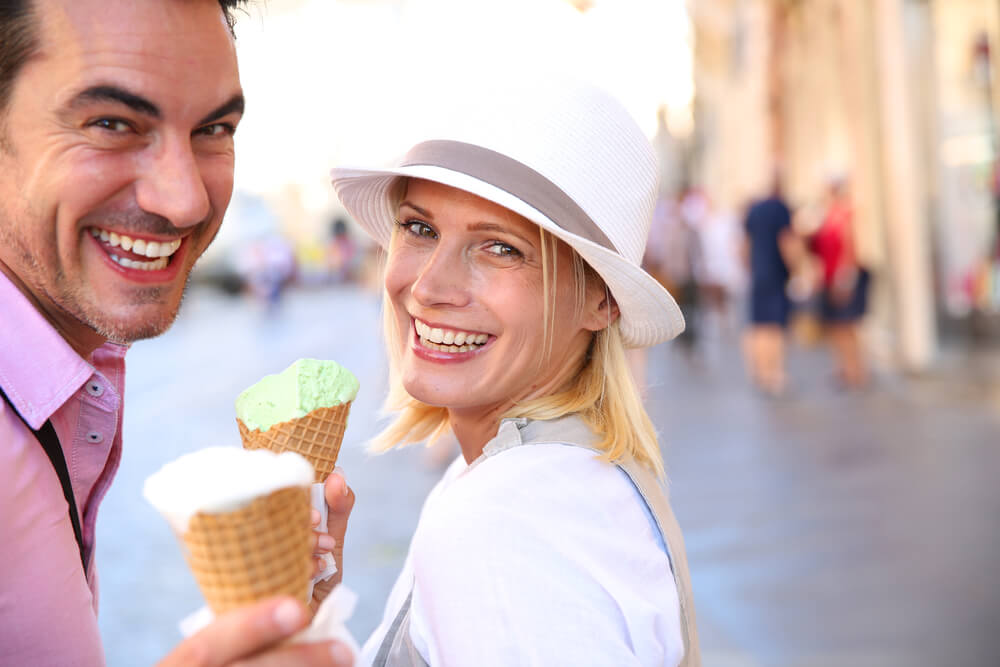 adios a la sensibilidad dental: pareja con helado
