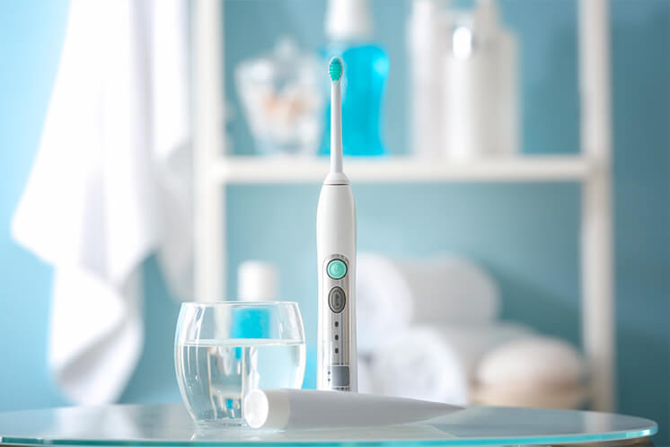 Cómo limpiar un cepillo de dientes eléctrico? - Adeslas Dental