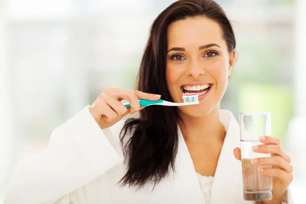 ¿Es seguro limpiar el cepillo de dientes con agua oxigenada? - Adeslas Dental