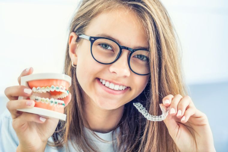 ¿Cómo eran los primeros brackets y aparatos de ortodoncia? - Adeslas Dental