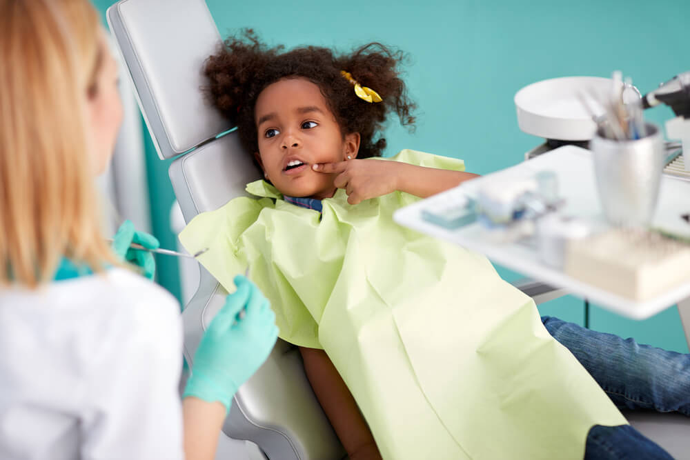 Nena en consulta de dentista per calmar mal de queixal
