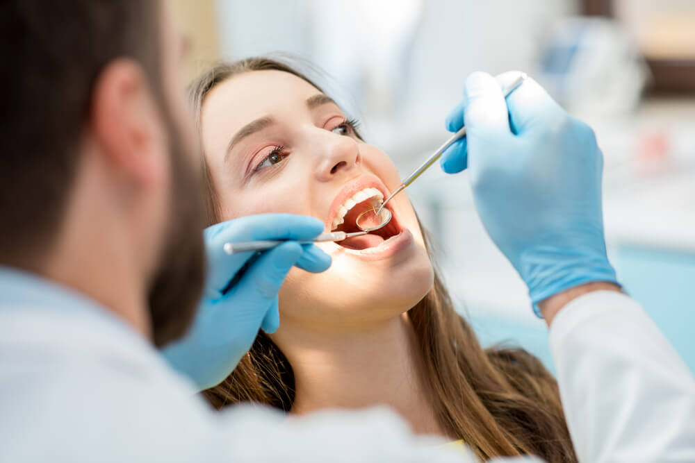 dentista revisant empastament