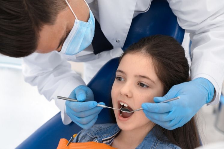Nena al dentista amb fluorosi dental