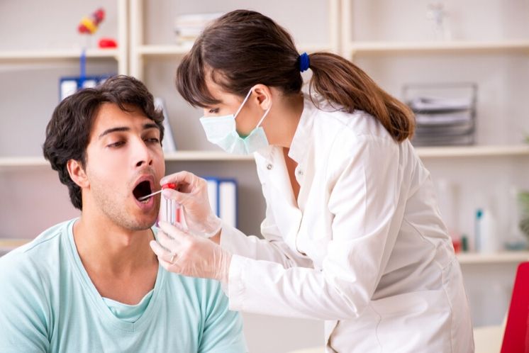 Home en el dentista amb sang en la saliva
