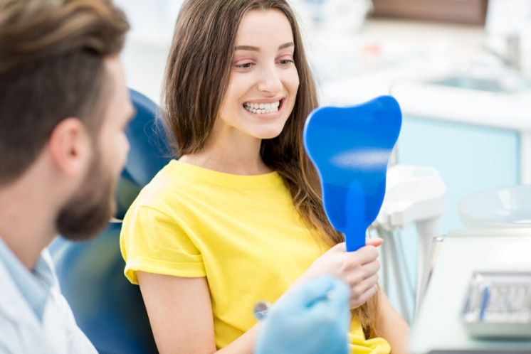 Noia es mira al mirall la seva implant dental unitari