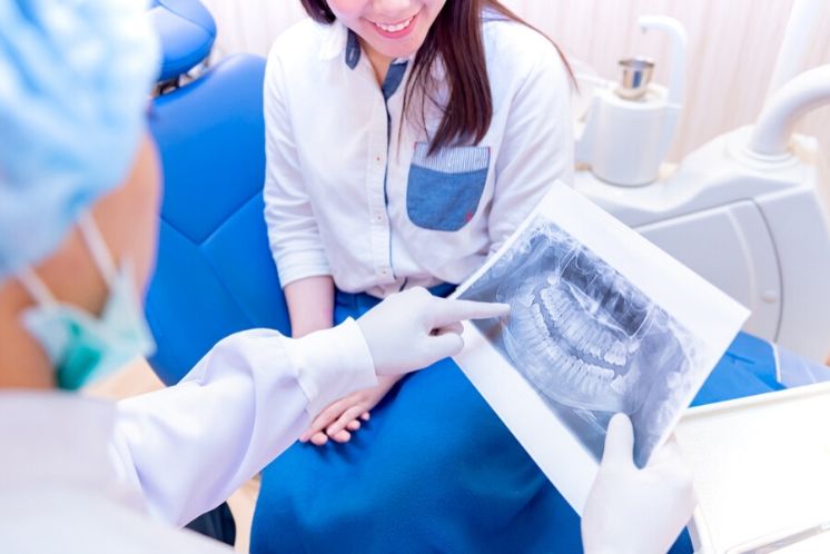 Dona en el dentista necessita reconstrucció dental